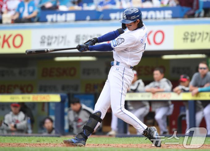 13일 오후 대구 삼성라이온즈파크에서 열린 프로야구 '2024 신한 SOL 뱅크 KBO 포스트시즌' 플레이오프 1차전 LG 트윈스와 삼성 라이온즈의 경기, 3회말 무사 1,3루 상황 삼성 3번타자 구자욱이 LG 선발 최원태를 상대로 우중간 담장 넘어가는 3점홈런을 치고 있다. 2024.10.13/뉴스1 ⓒ News1 공정식 기자