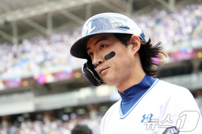 13일 오후 대구 삼성라이온즈파크에서 열린 프로야구 '2024 신한 SOL 뱅크 KBO 포스트시즌' 플레이오프 1차전 LG 트윈스와 삼성 라이온즈의 경기, 3회말 무사 1,3루 상황 삼성 3번타자 구자욱이 LG 선발 최원태를 상대로 3점홈런을 친 뒤 홈을 밟고 있다. 2024.10.13/뉴스1 ⓒ News1 공정식 기자