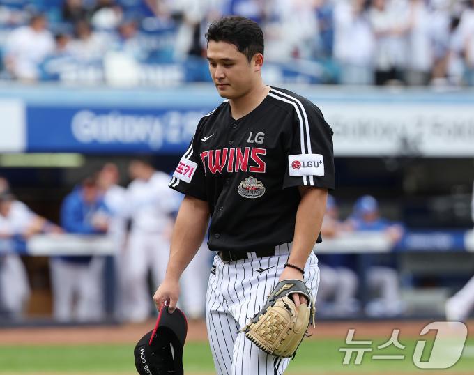13일 오후 대구 삼성라이온즈파크에서 열린 프로야구 '2024 신한 SOL 뱅크 KBO 포스트시즌' 플레이오프 1차전 LG 트윈스와 삼성 라이온즈의 경기, LG 선발 최원태가 4회말 무사 상황에서 강판되고 있다. 최원태는 이날 3이닝동안 7피안타(2피홈런) 5실점을 기록하며 패전 위기에 몰렸다. 2024.10.13/뉴스1 ⓒ News1 김진환 기자