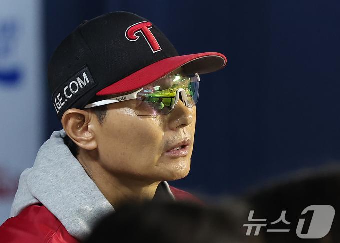 11일 오후 서울 송파구 잠실야구장에서 열린 프로야구 '2024 신한 SOL 뱅크 KBO 포스트시즌' 준플레이오프 5차전 kt 위즈와 LG 트윈스의 경기, LG 염경엽 감독이 그라운드를 응시하고 있다. 2024.10.11/뉴스1 ⓒ News1 김진환 기자