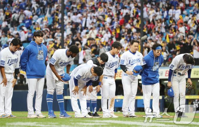 13일 오후 대구 삼성라이온즈파크에서 열린 프로야구 '2024 신한 SOL 뱅크 KBO 포스트시즌' 플레이오프 1차전 LG 트윈스와 삼성 라이온즈의 경기, 10대 4 승리를 거둔 삼성 선수들이 홈 관중석을 향해 인사하고 있다. 2024.10.13/뉴스1 ⓒ News1 공정식 기자