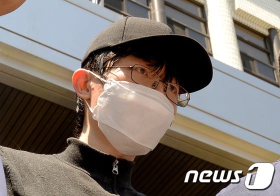 19일 오후 서울 서초경찰서에서 '강남역 묻지마, 살인 사건' 피의자 김모 씨가 영장실질심사를 위해 경찰서를 나서고 있다. 2016.5.19/뉴스1 ⓒ News1