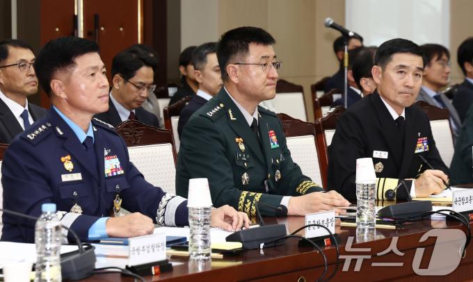 이영수 공군참모총장(왼쪽부터), 박안수 육군참모총장, 양용모 해군참모총장이 10일 오후 서울 용산구 국방부에서 열린 국사법원에 대한 국정감사에 출석해 자리하고 있다. 2024.10.11/뉴스1 ⓒ News1 김민지 기자