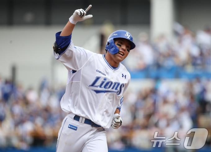 13일 오후 대구 삼성라이온즈파크에서 열린 프로야구 '2024 신한 SOL 뱅크 KBO 포스트시즌' 플레이오프 1차전 LG 트윈스와 삼성 라이온즈의 경기, 4회말 선두타자로 나온 삼성 7번타자 김영웅이 우월 1점홈런을 친 뒤 홈으로 달려가고 있다. 2024.10.13/뉴스1 ⓒ News1 공정식 기자