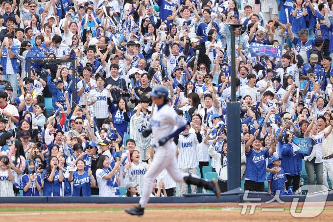 13일 오후 대구 삼성라이온즈파크에서 열린 프로야구 '2024 신한 SOL 뱅크 KBO 포스트시즌' 플레이오프 1차전 LG 트윈스와 삼성 라이온즈의 경기, 3루 삼성 응원단이 3회말 무사 1,3루 상황에서 구자욱의 스리런 홈런이 나오자 환호하고 있다. 2024.10.13/뉴스1 ⓒ News1 김진환 기자