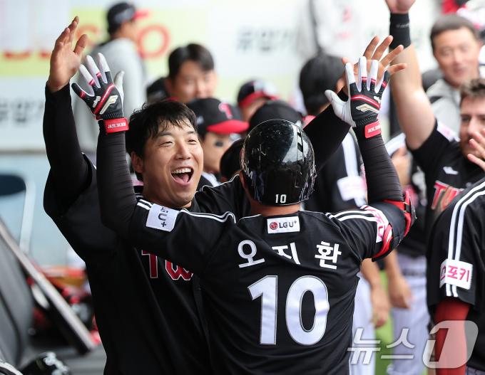 13일 오후 대구 삼성라이온즈파크에서 열린 프로야구 '2024 신한 SOL 뱅크 KBO 포스트시즌' 플레이오프 1차전 LG 트윈스와 삼성 라이온즈의 경기, LG 김현수가 4회초 2사 솔로홈런을 치고 더그아웃에 들어온 오지환과 기쁨을 나누고 있다. 2024.10.13/뉴스1 ⓒ News1 김진환 기자