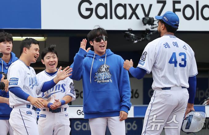 13일 오후 대구 삼성라이온즈파크에서 열린 프로야구 '2024 신한 SOL 뱅크 KBO 포스트시즌' 플레이오프 1차전 LG 트윈스와 삼성 라이온즈의 경기, 삼성 선발 레예스가 7회초 2사 1,2루 상황에서 교체되며 원태인, 김헌곤의 축하를 받고 있다. 레예스는 이날 6.2이닝 4피안타 3실점(1자책)을 기록했다. 2024.10.13/뉴스1 ⓒ News1 김진환 기자