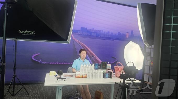 헝친 국경 간 전자상거래 혁신 시범센터 내 마련된 스튜디오에서 라이브방송 진행자가 방송을 진행하고 있다. ⓒ News1 정은지 특파원