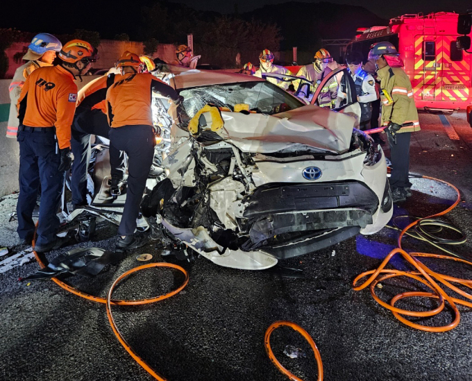 충북 청주시 흥덕구 옥산면 경부고속도로 상행선 청주휴게소 인근에서 8중 추돌 사고가 발생해 2명이 사망하고 12명이 부상을 당했다. 사진은 지난 13일 사고 현장에 출동한 소방대원들이 사고 수습하는 모습. /사진=뉴시스(청주서부소방서 제공) 