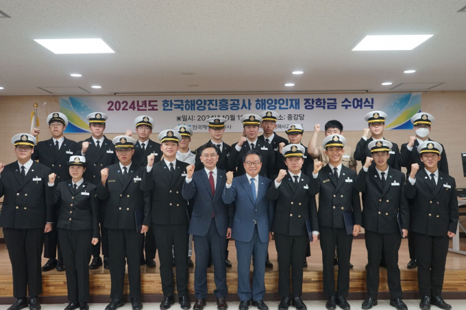 안병길 한국해양진흥공사 사장(앞줄 오른쪽 다섯 번째)이 양희복 인천해사고 교장, 장학생 등과 기념촬영을 하고 있다./사진=해양진흥공사