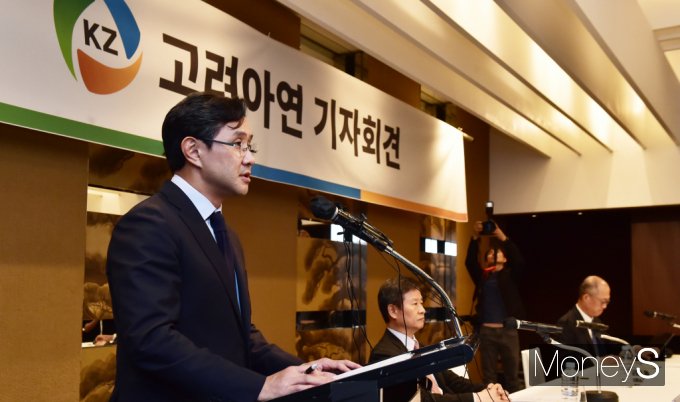 최윤범 회장이 지난 2일 서울 용산구 소월로 그랜드 하얏트 서울에서 열린 고려아연 긴급 기자회견에 참석, 질의에 답하고 있다. / 사진=임한별 기자 