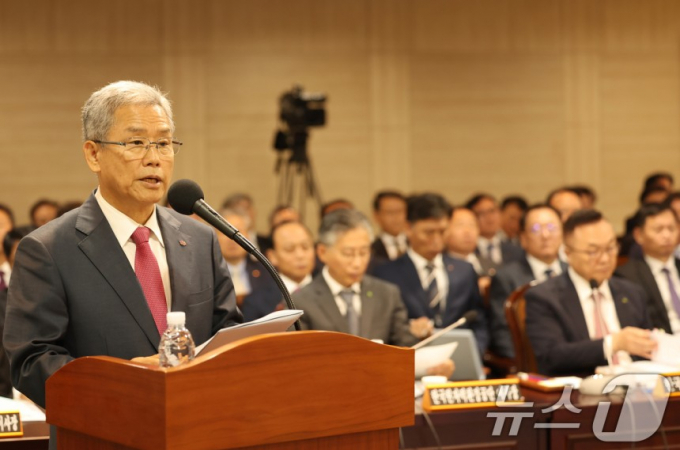 김동철 한국전력공사 사장이 14일 오전 한국전력공사 본사에서 열린 산업통산자원중소벤처기업위원회의 한전에 대한 국정감사에서 업무보고를 하고 있다./뉴스1 