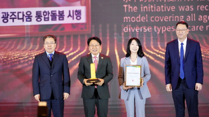 강기정 광주광역시장(왼쪽 두번째)이 지난해 12월 7일 오후 7시(현지시간) 중국 광저우시 월수컨벤션센터에서 열린 ‘제6회 광저우 국제도시혁신상’ 시상식에 참석해 최고상을 수상하고 있다./사진=광주시