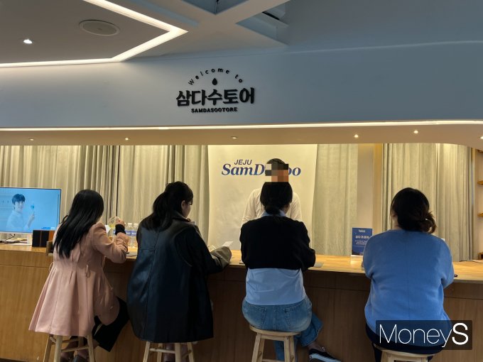 제주삼다수 팝업스토어 방문객들은 유형 검사를 한 후 제주삼다수로 제조된 음료를 제공받을 수 있다. 14일 오후 서울 종로구 익선동에서 워터소믈리에가 방문객들에게 차를 내어주고 있다. /사진=김서현 기자