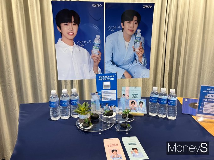 제주삼다수 팝업스토어에서 '삼다수토어' 앱 다운로드·회원가입을 인증하면 임영웅 굿즈를 제공한다. 팝업 기간에만 제공하는 쿠폰도 있다. 14일 오후 서울 종로구 제주삼다수 팝업스토어 1층에 임영웅 굿즈가 진열돼 있다. /사진=김서현 기자