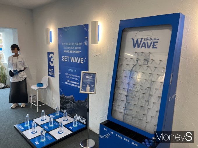 제주삼다수 팝업스토어 2층은 제주삼다수 제조과정과 주요 성분 등의 소재를 활용한 게임을 마련했다. 14일 오후 서울 종로구 제주삼다수 팝업스토어 2층 게임존. /사진=김서현 기자