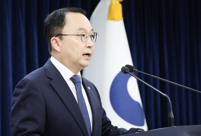 정부가 북한의 평양 무인치 침투 전단 살포 주장에 대해 입장 변동이 없다고 못 박았다. 사진은 구병삼 통일부 대변인이 14일 서울 종로구 정부서울청사에서 정례 브리핑을 하는 모습. /사진=뉴스1
