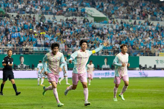 12일 대전월드컵경기장에서 열린 하나은행 자선축구대회에서 경기 후반 20분 '팀 히어로'의 주장 임영웅(가운데)이 전원석의 골을 돕는 어시스트를 기록한 뒤 세레모니를 하고 있다. /사진=하나은행 