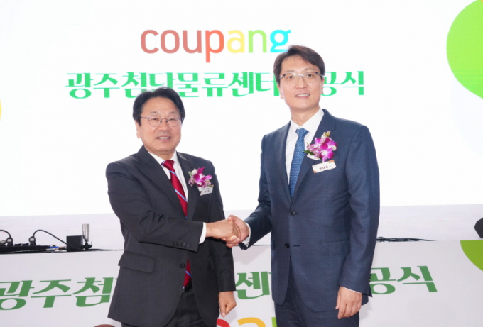 강기정 광주광역시장(왼쪽)이 14일 오전 광산구 평동3차 산업단지에서 열린 ‘쿠팡㈜ 광주첨단물류센터 준공식’에 참석해 박대준 쿠팡 대표와 악수를 하고 있다./사진=광주시