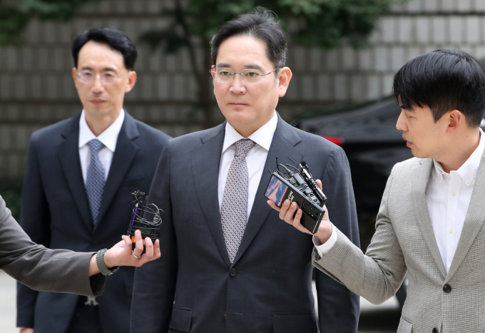 이재용 삼성전자 회장이 14일 오후 서울 서초구 서울고등법원에서 열린 자본시장과 금융투자업에 관한 법률 위반(부정거래 행위·시세조종) 등 항소심 2심 공판에 출석하고 있다. / 사진=뉴스1 임세영 기자 