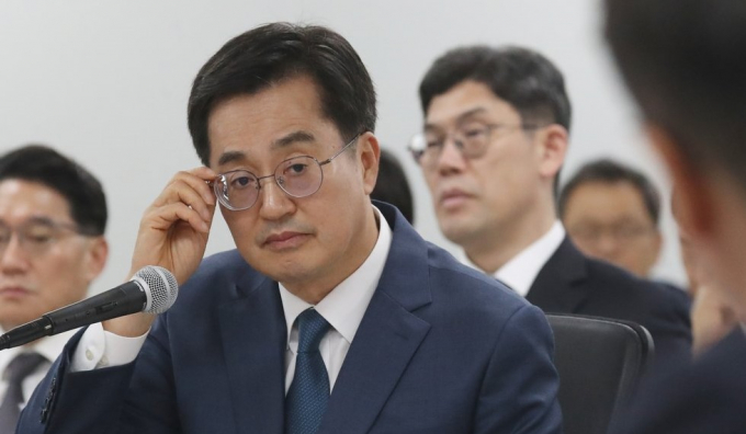 김동연 경기도지사가 14일 국회 행정안정위원회 경기도 국정감사에서 여야 의원을 질문을 심각한 표정으로 경청하고 있다. 사진제공=뉴스1