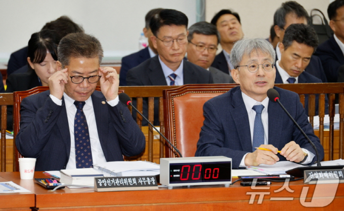 김광동 진실·화해를위한과거사정리위원회 위원장(사진 오른쪽)이 지난 10일 서울 여의도 국회 행정안전위원회에서 열린 국정감사에 출석해 의원 질의에 답하고 있다./사진=뉴스1