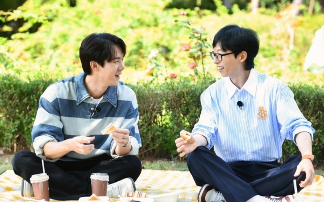 배우 유연석과 방송인 유재석의 남다른 케미가 시선을 사로잡는다. /사진=SBS 제공