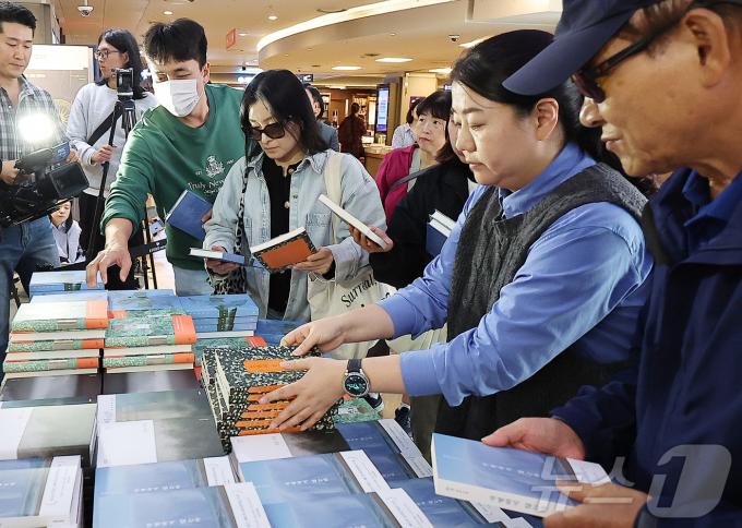 11일 서울 종로구 교보문고을 찾은 시민들이 노벨문학상을 수상한 작가 한강의 책을 구매하고 있다. 스웨덴 한림원은 지난 10일 소설가 한강이 노벨문학상 수상자로 선정됐다고 발표했다. 한국인의 노벨상 수상은 2000년 고(故) 김대중 대통령의 평화상 수상에 이어 두 번째이며, 아시아 작가 수상은 2012년 중국 작가 모옌 이후 12년 만이다. 스웨덴 한림원은 선정 이유로 