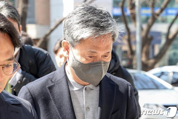 '드라마 제작사 고가 인수 의혹'을 받는 김성수 카카오엔터테인먼트 대표가 21일 오후 서울 양천구 남부지방법원에서 열린 영장실질심사에 출석하고 있다. 2024.3.21/뉴스1 ⓒ News1 민경석 기자