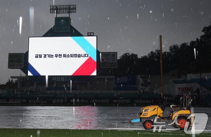 14일 오후 대구 삼성라이온즈파크 전광판에 프로야구 '2024 신한 SOL 뱅크 KBO 포스트시즌' 플레이오프 2차전 LG 트윈스와 삼성 라이온즈의 경기 우천 취소 안내문이 송출되고 있다. 2024.10.14/뉴스1 ⓒ News1 김진환 기자