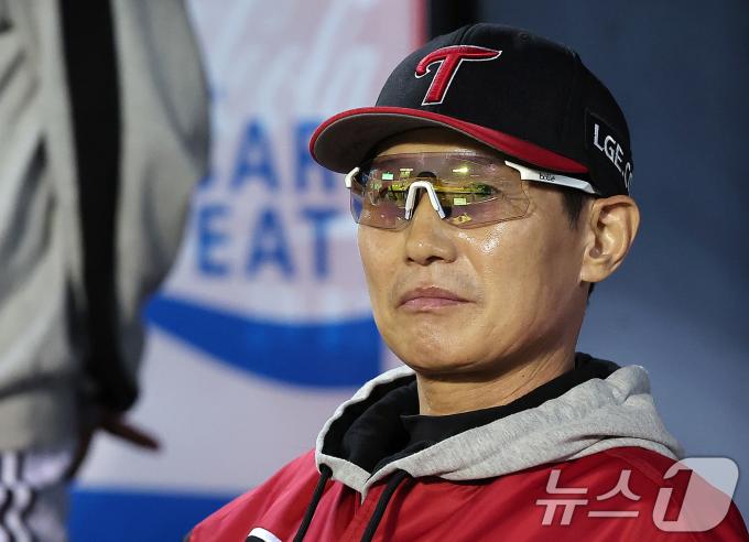 11일 오후 서울 송파구 잠실야구장에서 열린 프로야구 '2024 신한 SOL 뱅크 KBO 포스트시즌' 준플레이오프 5차전 kt 위즈와 LG 트윈스의 경기, LG 염경엽 감독이 그라운드를 응시하고 있다. 2024.10.11/뉴스1 ⓒ News1 김진환 기자
