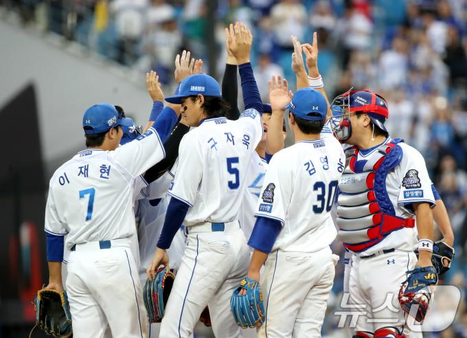 13일 오후 대구 삼성라이온즈파크에서 열린 프로야구 '2024 신한 SOL 뱅크 KBO 포스트시즌' 플레이오프 1차전 LG 트윈스와 삼성 라이온즈의 경기, 10대 4 승리를 거둔 삼성 선수들이 기뻐하고 있다. 2024.10.13/뉴스1 ⓒ News1 공정식 기자