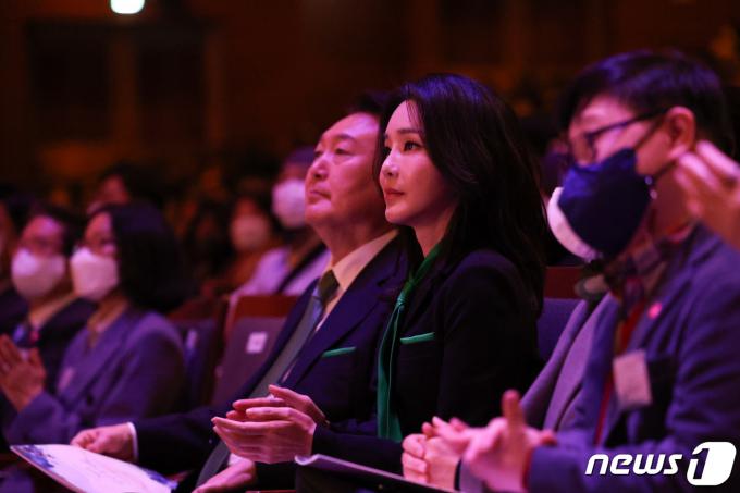 윤석열 대통령과 부인 김건희 여사가 4일 오후 서울 서초구 예술의전당에서 열린 '국민과 함께 여는 새해, 2023 신년음악회'에 참석하고 있다. (대통령실 제공) 2023.1.4/뉴스1 ⓒ News1 안은나 기자