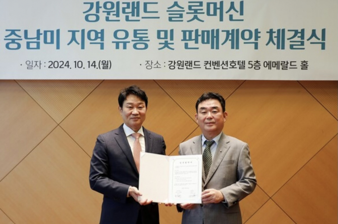 박상준 STX 대표(왼쪽)와 최철규 강원랜드 대표이사직무대행이 ‘카지노 장비 독점 공급을 위한 업무협약’ 체결 후 기념 촬영을 하고 있다. /사진=STX