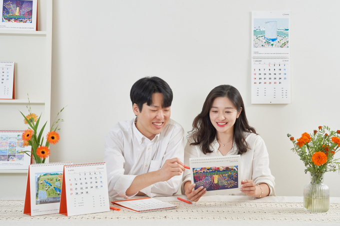 한화그룹 직원들이 새로 제작된 점자달력을 살펴보고 있다. /사진=한화
