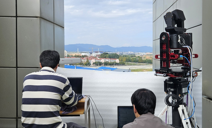 한화시스템이 국내 기업 최초로 저궤도 위성용 ISL(Inter Satellite Link·위성간 레이저 통신) 장비 개발 및 성능시험에 성공했다. /사진=한화시스템