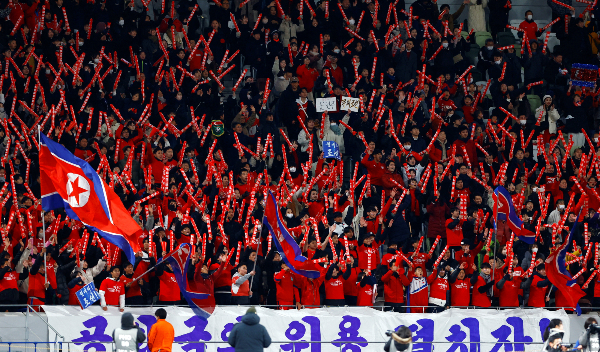 북한 축구대표팀이 A조 '최약체' 키르기스스탄을 상대로 첫 승에 도전한다. 사진은 지난 3월 일본 도쿄에서 열린 일본과의 경기에서 응원을 펼치는 북한 관중의 모습. /사진=로이터
