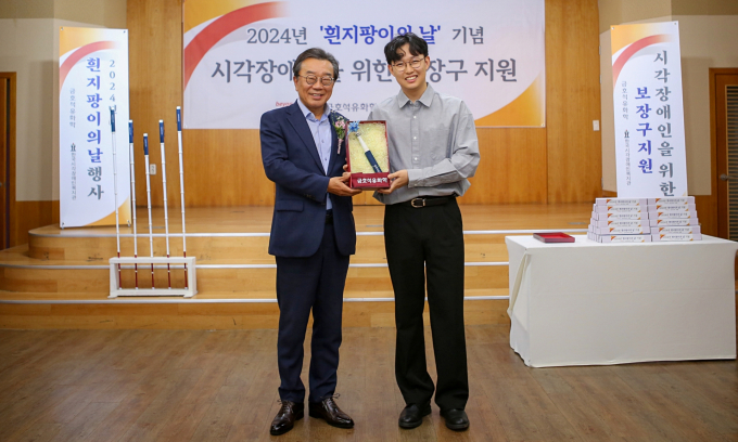 백종훈 금호석유화학 대표(사진 왼쪽)가 이신범 시각장애인 대표와 기념촬영을 하고 있다. /사진=금호석유화학