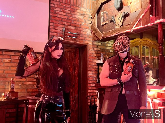페르노리카 코리아가 새로운 콘셉트의 스카치 위스키 '더 디콘'을 출시한다. 15일 오전 서울 강남구에서 페르노리카 코리아 더 디콘 출시 기자간담회에서 오프닝 공연이 진행되고 있다. /사진=김서현 기자