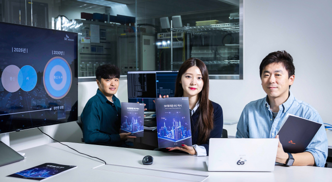 SK텔레콤이 인공지능(AI)와 통신의 융합을 통한 차세대 통신 인프라의 진화 방향을 제시하는 ‘SK텔레콤 6G 백서: View on Future AI Telco Infrastructure’를 공개했다. 사진은 이번 6G 백서 집필에 참여한 SK텔레콤 직원들이 연구를 진행하는 모습. /사진=SK텔레콤 제공
