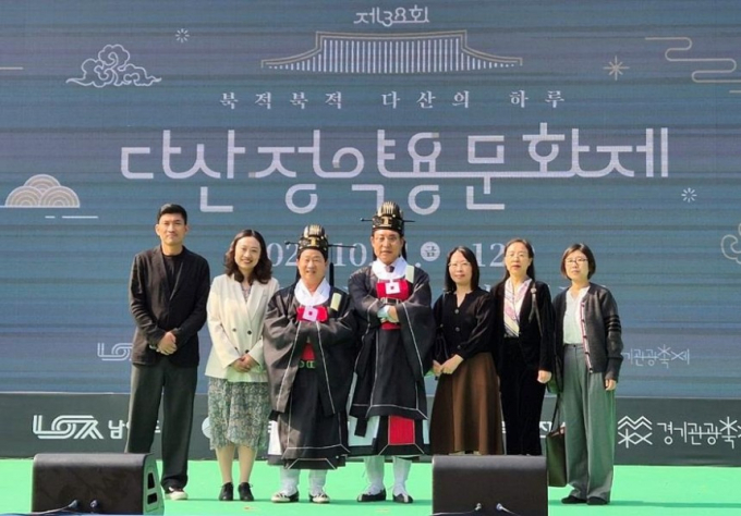 주광덕 남양주시장(왼쪽으로부터 3번째)이 올해 자매결연 25주년을 맞은 중국 창저우시 대표단을 다산 정약용 문화제에 초청해 함께 사진촬영을 하고 있다. / 사진제공=남양주시