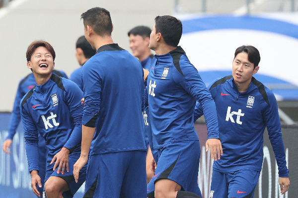 태극전사가 손흥민과 황희찬 없이 2년 만의 A매치 승리에 도전한다. 사진은 지난 13일 경기 용인미르스타디움에서 훈련 중인 대표팀의 모습. /사진=뉴스1