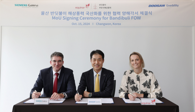5일 두산에너빌리티 창원본사에서 손승우 파워서비스 BG장(가운데)이 지멘스가메사 마크 베커 해상풍력 부문 대표(왼쪽), 에퀴노르 잉군 스베고르덴 아태지역 수석 부사장과 울산 ‘반딧불이 부유식 해상풍력 발전단지’ 사업 협력에 관한 양해각서(MOU)를 체결하고 있다. / 사진=두산에너빌리티