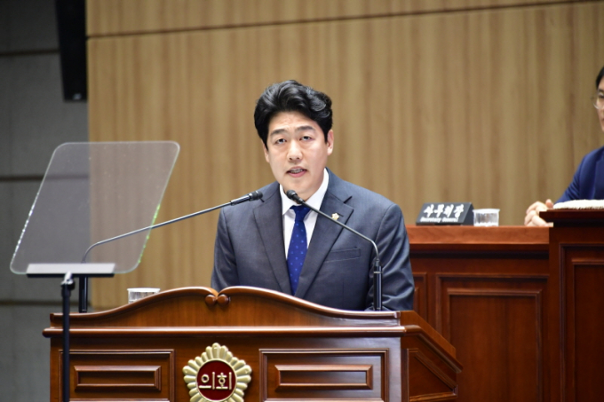 강수훈 광주광역시의회 의원(더불어민주당서구1)은 14일 광주시의회 제328회 제2차 본회의 교육행정 시정 질문을 하고 있다./사진=광주시의회