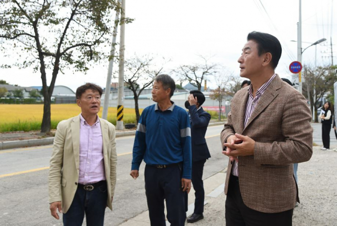 김동근 의정부시장이 법무부 산한 갱생시설이 조재한 입석마을을 찾아 현장점검하고 있다./사진제공=의정부시