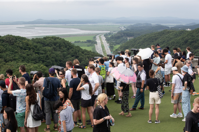 북한이 경의선과 동해선 연결도로 폭파로 인해 경기 파주시 안보관광지인 도라산 전망대와 제3 땅굴 운영이 잠정 중단됐다. 사진은 지난 7월 21일 경기 파주시 오두산통일전망대를 찾은 관광객들이 망원경으로 북녘땅을 바라보는 모습. /사진=뉴스1