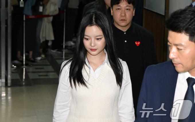 그룹 뉴진스(NewJeans)의 하니가 15일 오후 서울 여의도 국회에서 환경노동위원회 국정감사에 참고인 신분으로 출석하고 있다. 2024.10.15/뉴스1 ⓒ News1 국회사진취재단