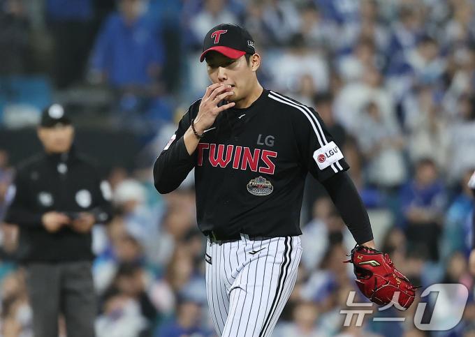 15일 오후 대구 삼성라이온즈파크에서 열린 프로야구 '2024 신한 SOL 뱅크 KBO 포스트시즌' 플레이오프 2차전 LG 트윈스와 삼성 라이온즈의 경기, LG 선발 손주영이 5회말 1사 1루 상황 교체되고 있다. 2024.10.15/뉴스1 ⓒ News1 김진환 기자