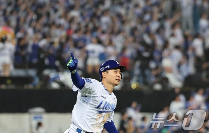 15일 오후 대구 삼성라이온즈파크에서 열린 프로야구 '2024 신한 SOL 뱅크 KBO 포스트시즌' 플레이오프 2차전 LG 트윈스와 삼성 라이온즈의 경기, 삼성 김헌곤이 5회말 2사 1루 상황 투런홈런을 친 뒤 세리머니를 하며 그라운드를 돌고 있다. 2024.10.15/뉴스1 ⓒ News1 김진환 기자