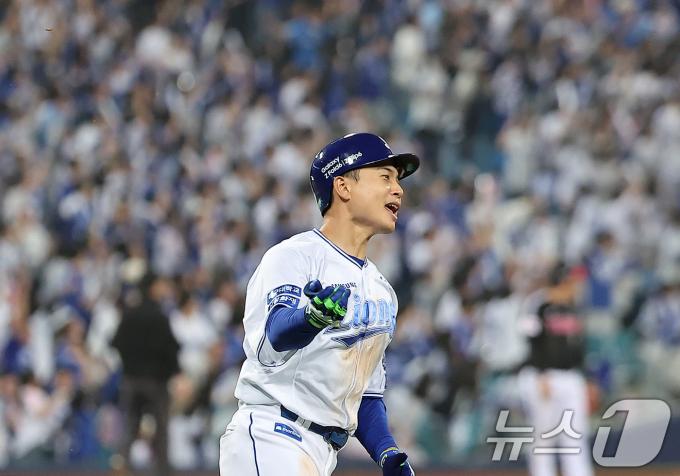 15일 오후 대구 삼성라이온즈파크에서 열린 프로야구 '2024 신한 SOL 뱅크 KBO 포스트시즌' 플레이오프 2차전 LG 트윈스와 삼성 라이온즈의 경기, 삼성 김헌곤이 5회말 2사 1루 상황 투런홈런을 친 뒤 세리머니를 하며 그라운드를 돌고 있다. 2024.10.15/뉴스1 ⓒ News1 김진환 기자